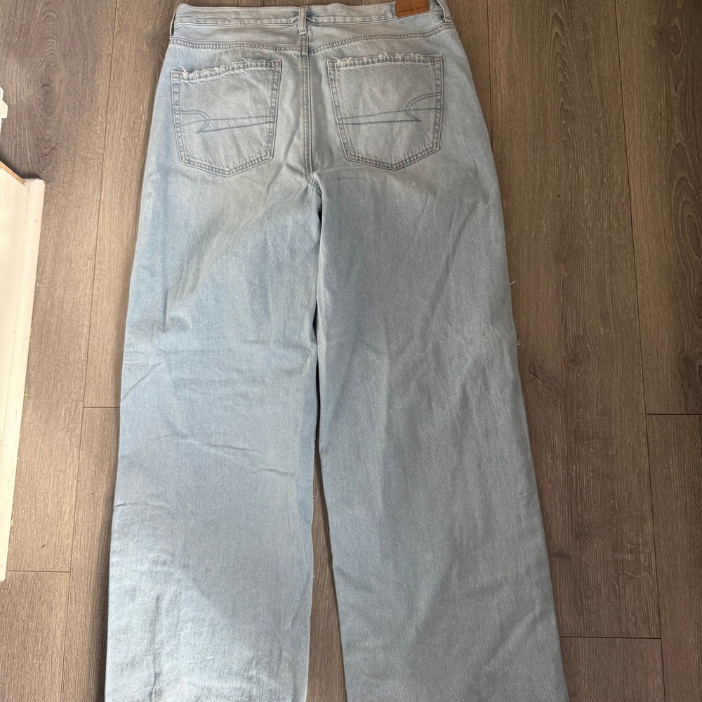 American Eagle Outfitters Women's Light Wash Distressed Wide Leg Jeans Size 8 - Picture 7 of 7